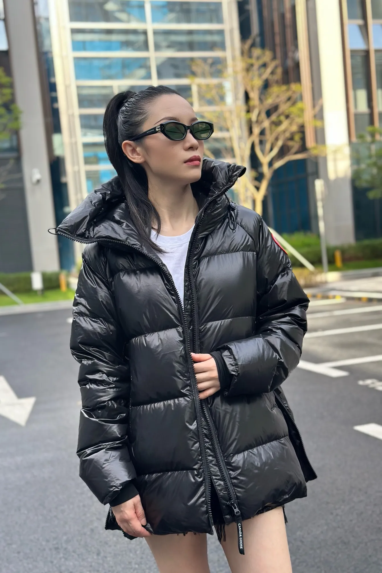 P1060 Big Goose 2239L Women's Puff Bread Jacket [Specially for foreign trade with high quality] Canada Goose Canada Goose Cypress Series Hooded Waterproof, Windproof and Warm Down Jacket Women's The new style of the Cypress series will make you stand out. This down jacket is an ideal winter piece. This style is filled with white duck down. Featuring a thin, channel-filled construction with lightweight fabrics and trim, it feels lightweight and adds warmth. The chin-protecting suede knit stand-up collar is soft and adds comfort. An adjustable down hood with cord closure adds warmth and protection against the elements. The back is designed with the iconic double-stripe black reflective decorative stripes to make you more visible in dim environments. The inner layer has removable elastic straps, making the jacket easy to carry on the shoulder and hands-free. Side zipper gusset dries and breathes when moving. Color: black with red label, silver birch Size: XS-2XL